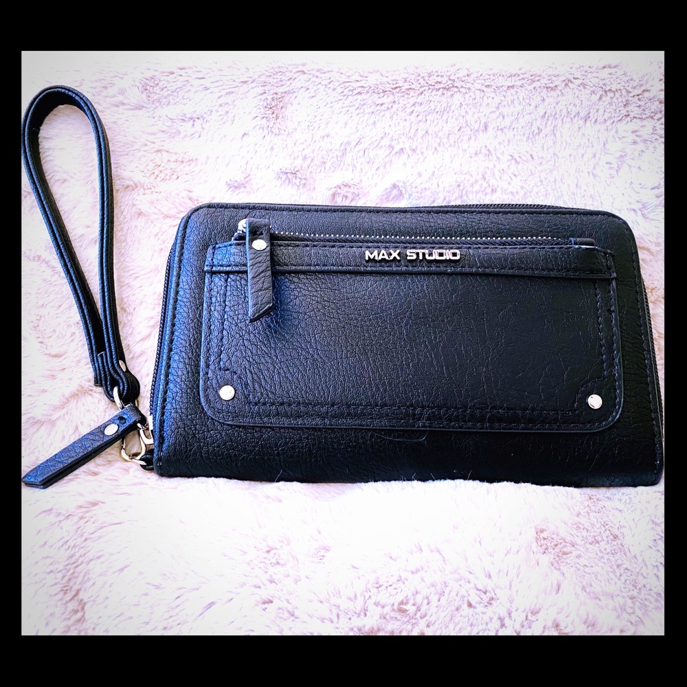 NWT Max Studio| Material Cruz Wristlet/Wallet